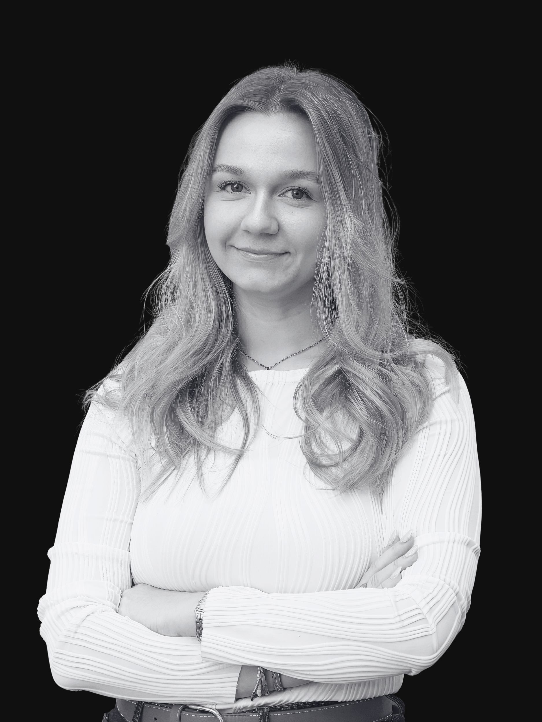 Portrait, Frau, Blonde, weisses Oberteil, Arme verschränkt