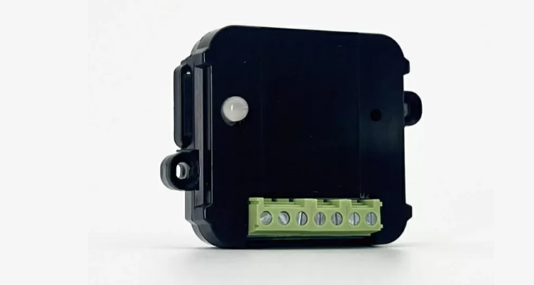 elektronisches Modul, Klemmleiste, grünes Terminalblock, DIN-Schienenanschluss, schwarze Gehäuse
